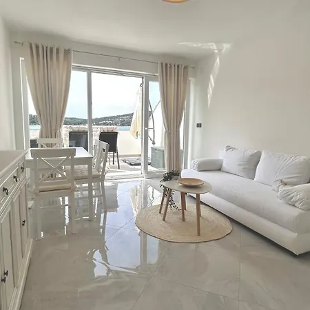 Erna Seaside Appartamento Tisno